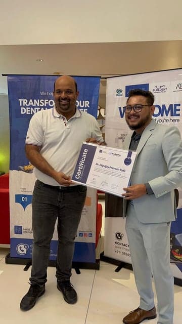 Dr Digvijay Patil receiving a SurgiGuideExcellence certificate