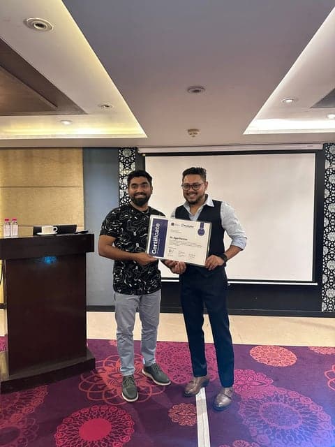 Dr Jigar Parmar receiving a SurgiGuideExcellence certificate