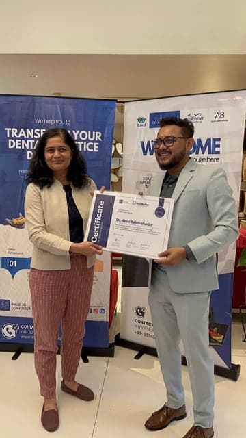 Dr Ketki receiving a SurgiGuideExcellence certificate